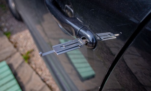 Deblocare auto cu instrument profesional în portieră